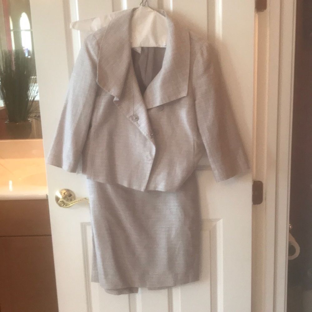 Ladies Ann Taylor suit size 4P